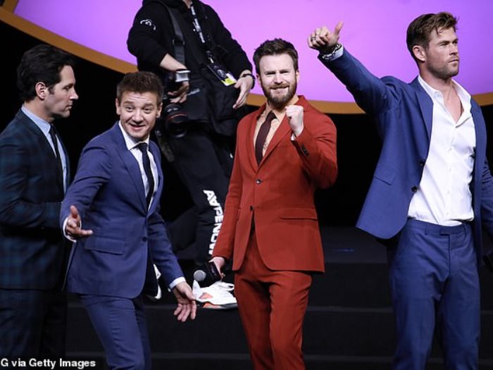 أبطال Avengers على المسرح