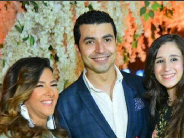 دنيا سمير غانم بصحبة محمد انور و زوجته 