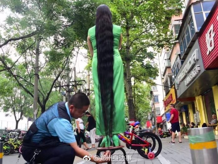 فتاة صينية يبلغ طول شعرها متران