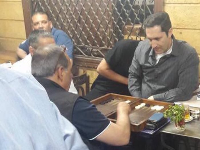 علاء مبارك على المقاهى بمنطقة إمبابة