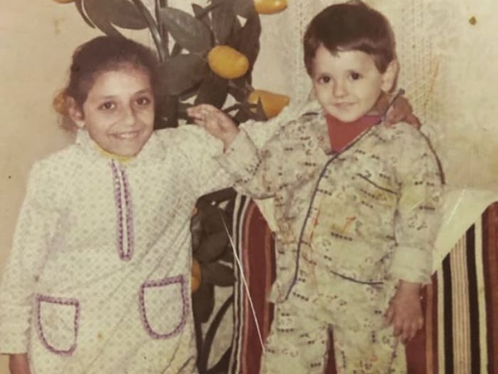 مصطفى خاطر مع شقيقته