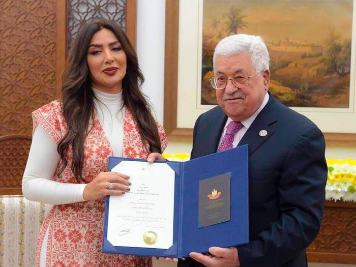 الرئيس الفلسطينى محمود عباس يكرم الأردنية هدى حمدان 
