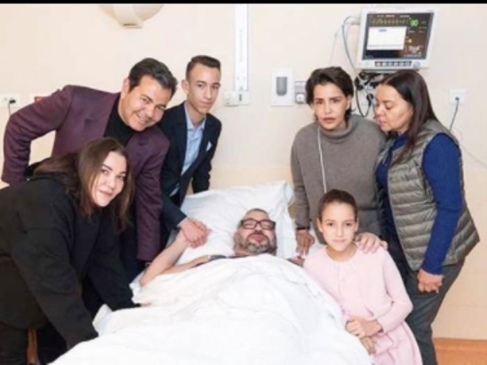 ملك المغرب بعد إجراء عملية جراحية 