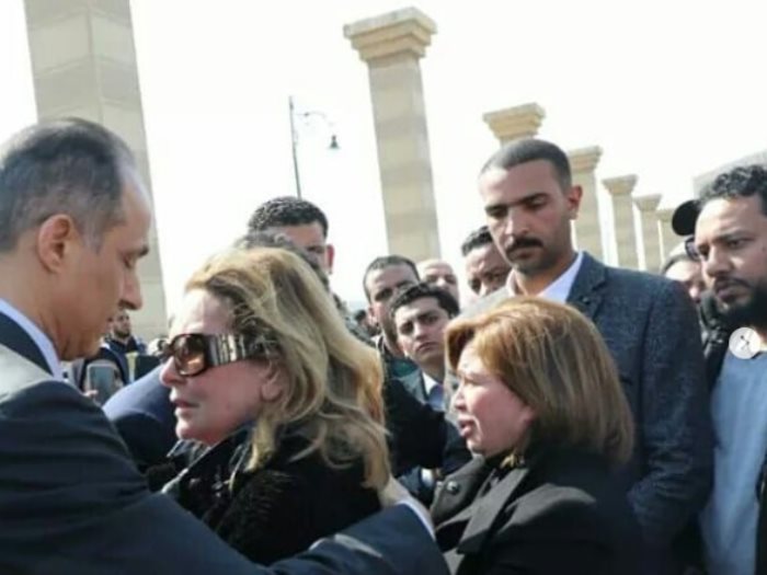 تداول صور لـ إلهام شاهين ويسرا فى جنازة الرئيس الأسبق حسنى مبارك عين