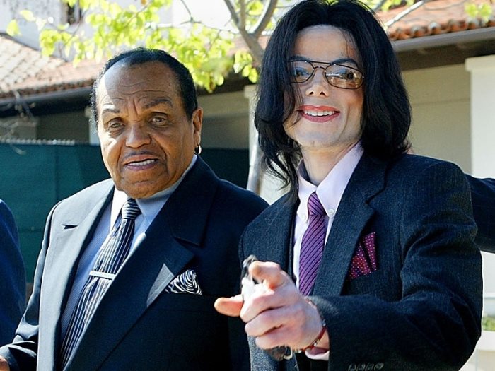 مايكل جاكسون ووالده جو جاكسون