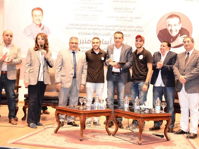أسامة منير مع طلاب ومسئولى جامعة عين شمس