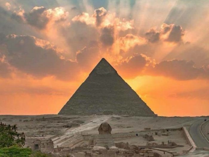 "مصر جميلة".. صور نجوم هوليود أمام الأهرامات عين