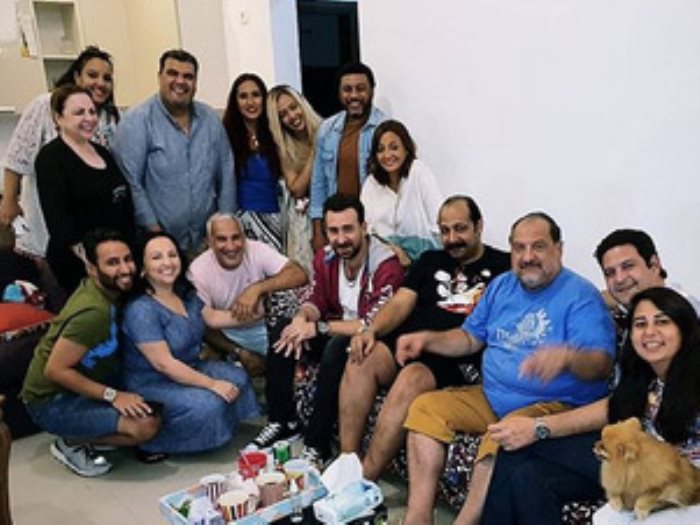 خالد الصاوى مع أصدقائه ومجموعة من الفنانين