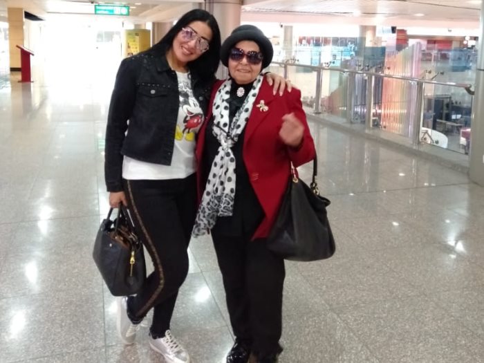 سمية الخشاب ووالدتها بمطار القاهرة استعدادا للسفر للسعودية