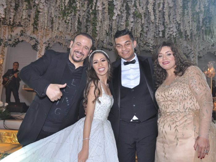 هشام عباس مع العروسين