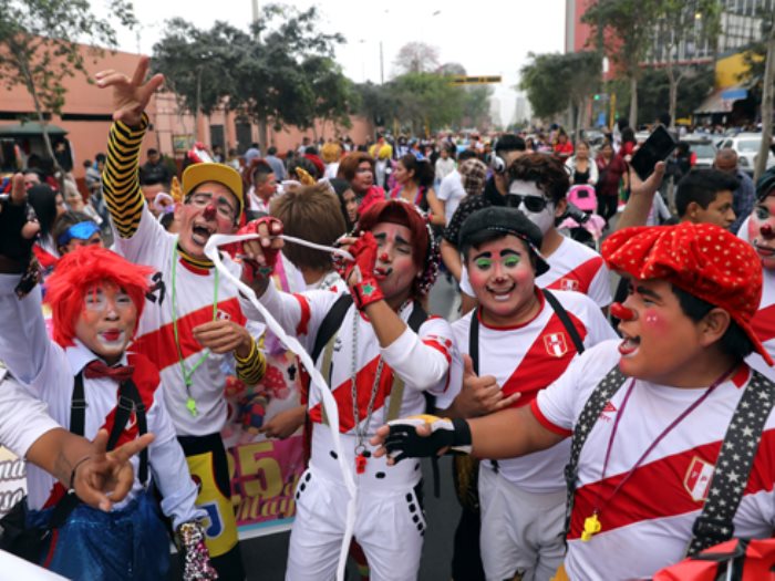 احتفالات بيرو بيوم المهرج