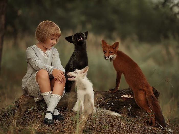 طفلة مع حيوانات