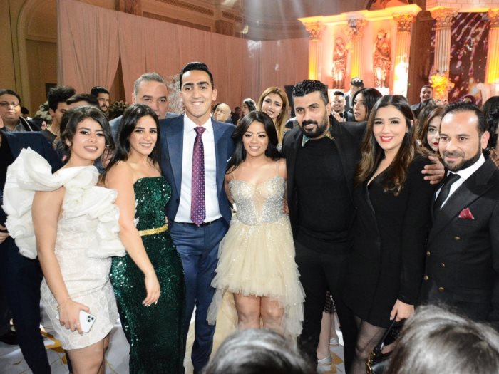 مى عمر ومحمد سامى مع العروسين