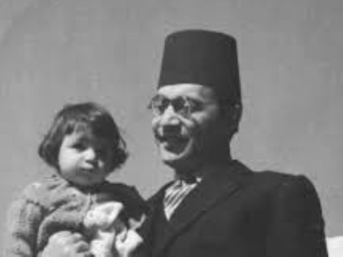 محمد عبد الوهاب مع أحد أبنائه