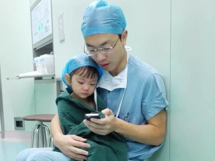 طبيب يلعب مع طفلة قبل إجراء عملية لها
