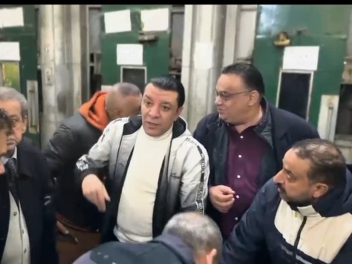 مصطفى كامل يودع أعضاء نقابة الموسيقيين المتجهين للعمرة 