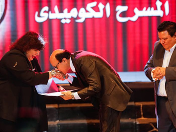 مجدى صبحى يقبل يد وزيرة الثقافة