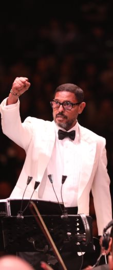 هاني فرحات يتألق في حفل كامل العدد بالأهرامات