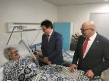 وزير الثقافة يزور الكاتب الكبير صنع الله إبراهيم 
