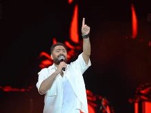 تامر حسنى خلال الحفل فى مدينة العلمين