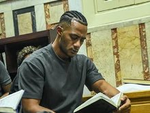 محمد رمضان أثناء قراءة القرآن