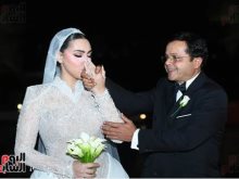 ابنة محمد هنيدي تقبل يد والدها في حفل زفافها