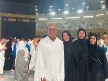 تامر هجرس وزوجته وبناته 