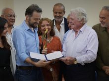 حسين فهمي يسلم جائزة مهرجان طريق الحرير لصناع فيلم القصص